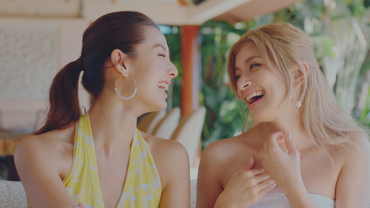 ローラ、ハワイでヨガ体験　すみれはビキニ姿でサーフィン挑戦　KOSE「スポーツ ビューティ」新CM「スポーツでも。タウンでも。」編　#Rola　#Sumire