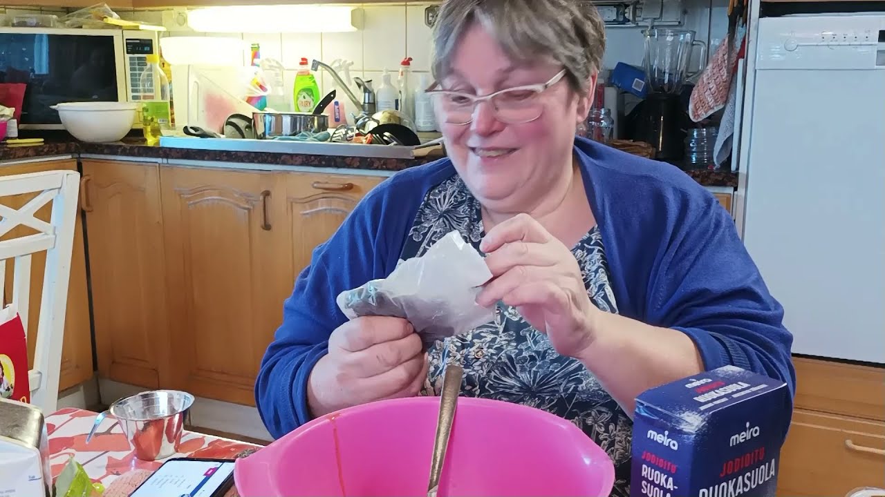 Kausi 1;Joulukalenterin luukku 18: Imelletty peruna-, punajuuri-& maksalaatikko-Tapahtuu mummolassa!