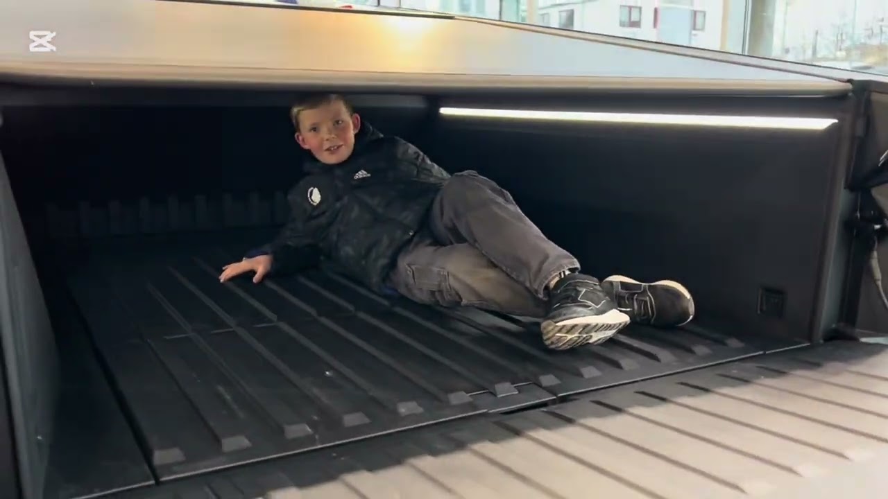Brødrene K ser en Cybertruck 
