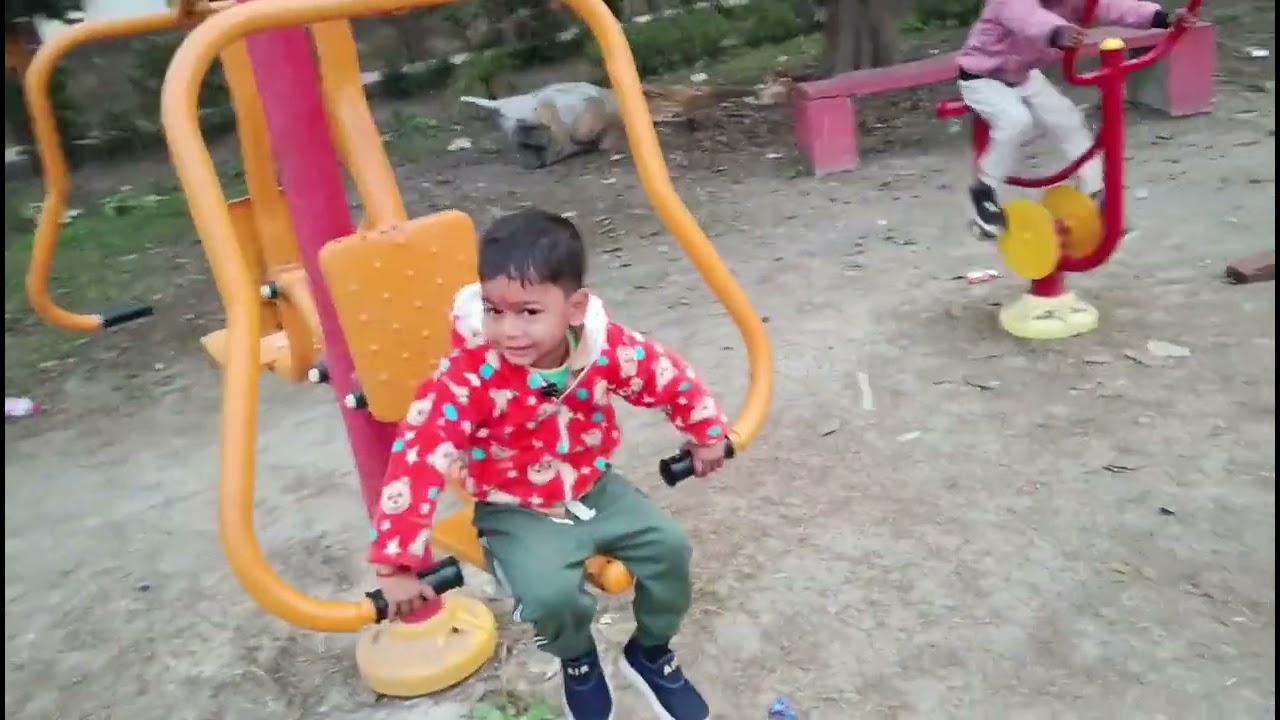 बच्चों के साथ पार्क में
