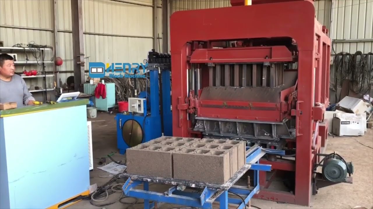 Máquina para fabricar bloques de hormigón QT6-15 con potente vibración y gran producción.