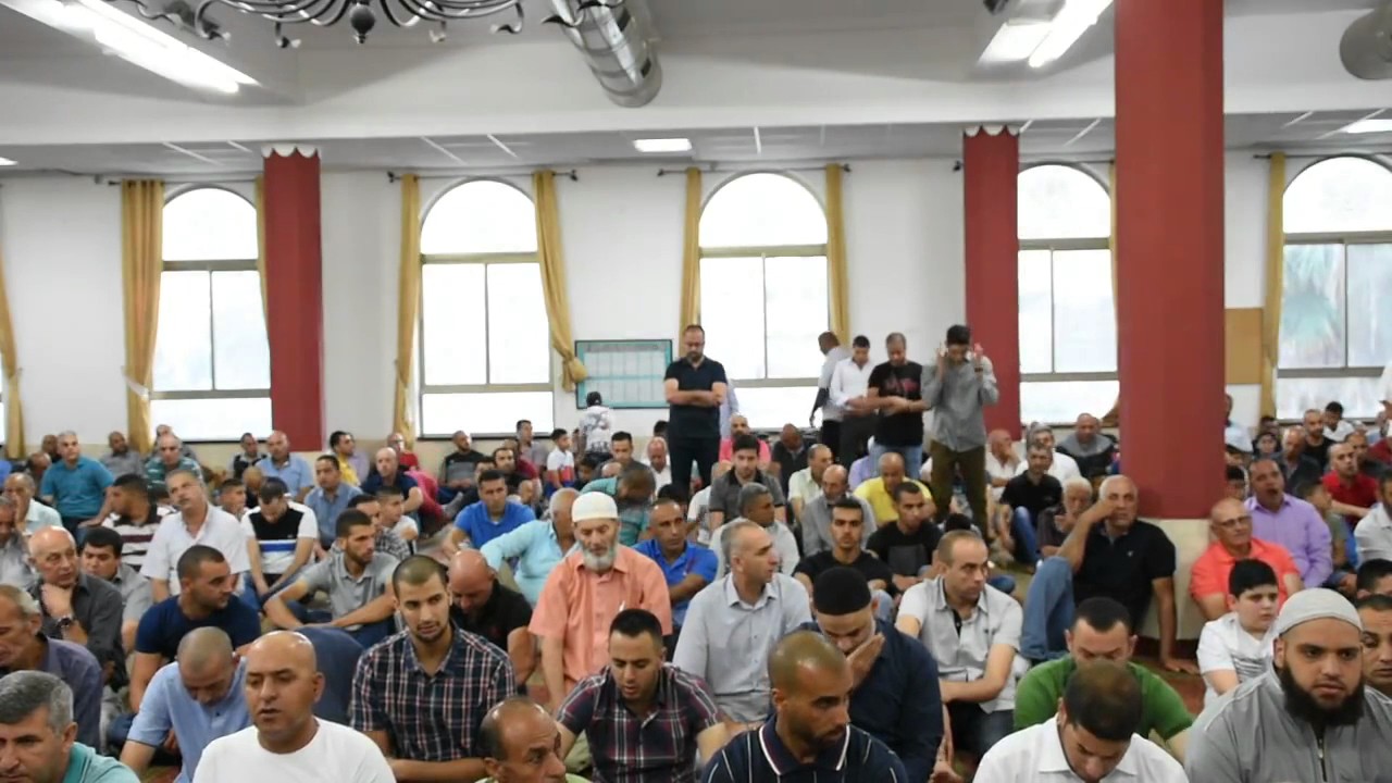 المئات من أهالي الفريديس يؤدون صلاة العيد في مسجد الهدى- القديم