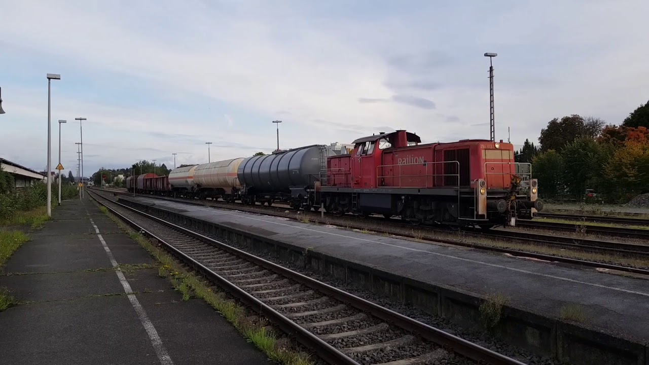 BR 294 813-1 holt einen G&uuml;terzug am Bahnhof Neheim/H&uuml;sten ab + Dampflok