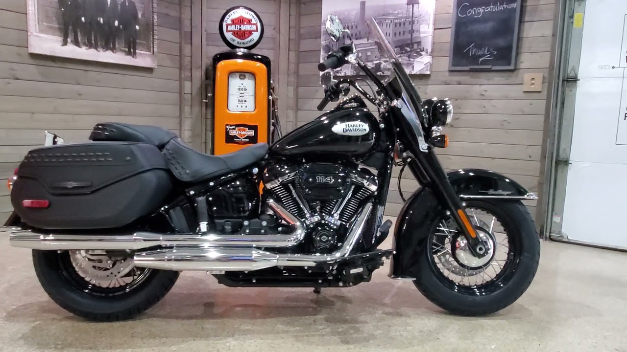 2021 Harley-Davidson Softail Heritage classic 114 FLHCS-Vivid Black.