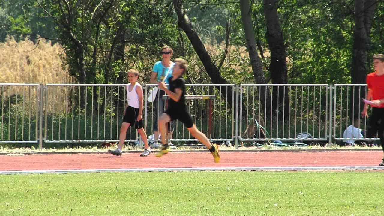 13 &eacute;ves fi&uacute; 4x100 m