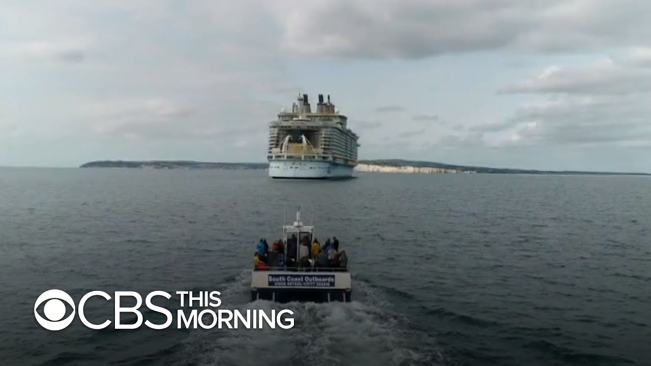 Empty cruise liner 