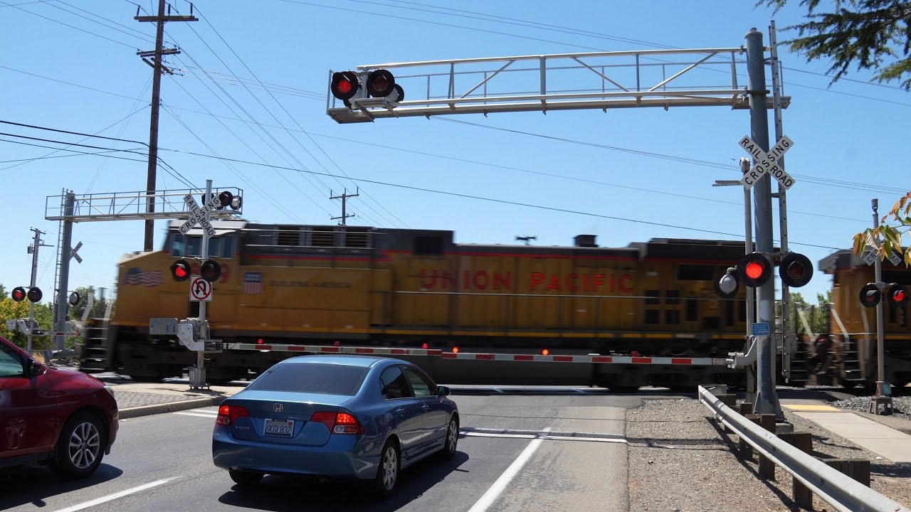 UP 5859  Manifest South | Calvine Rd. Railroad Crossing, Elk Grove CA