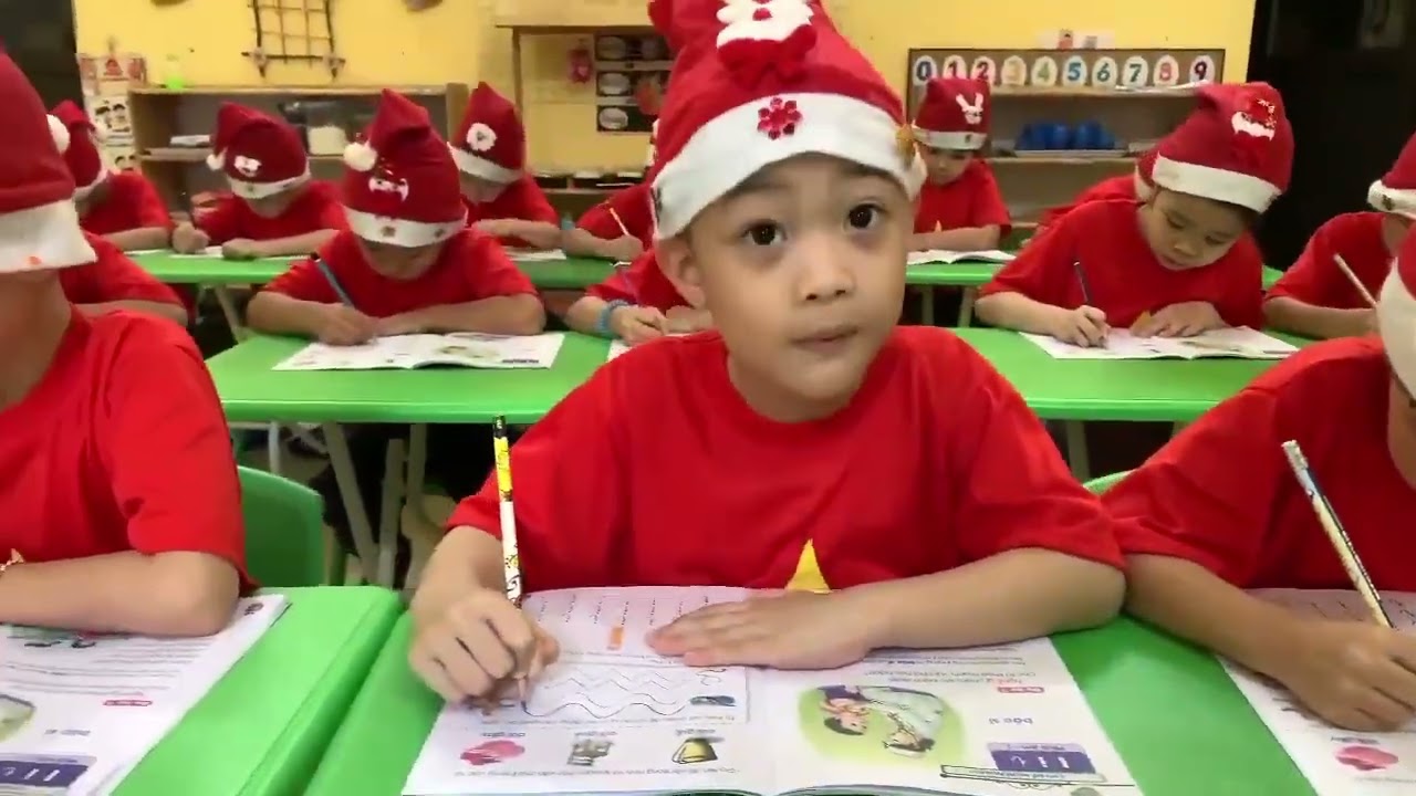 Hoạt động: Cùng Bé đón giáng sinh. Lớp 5 tuổi A Trường mầm non Nam Bình. 