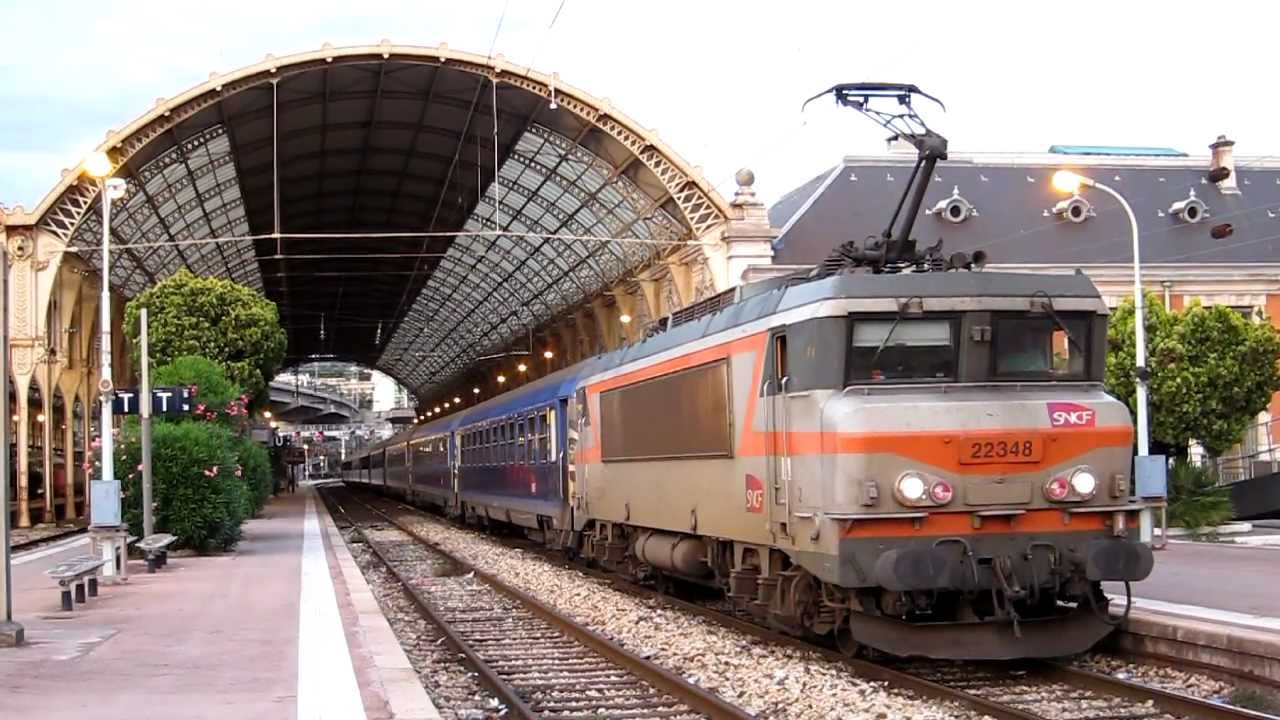 SNCF Corail Lun&eacute;a 5770 Nice - Paris tract&eacute; par une BB22200 &agrave; Nice Ville