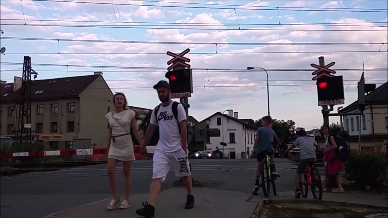 Železniční přejezd Praha-Radotín s umíráčkem a bzučákem pro jízdy dvou a více vlaků?