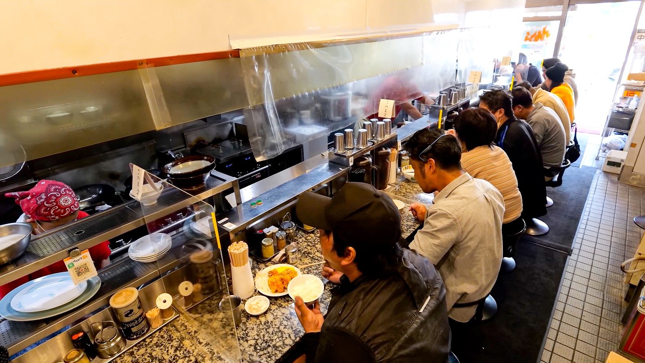 Speed Star Chef! Insane Wok Skills & GIANT Portions at a Local Japanese Diner in Osaka.