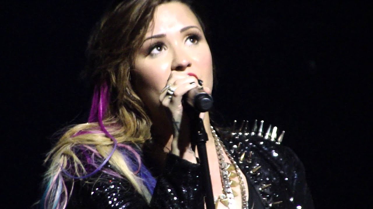 Demi Lovato - Warrior (Citibank Hall São Paulo) + speech