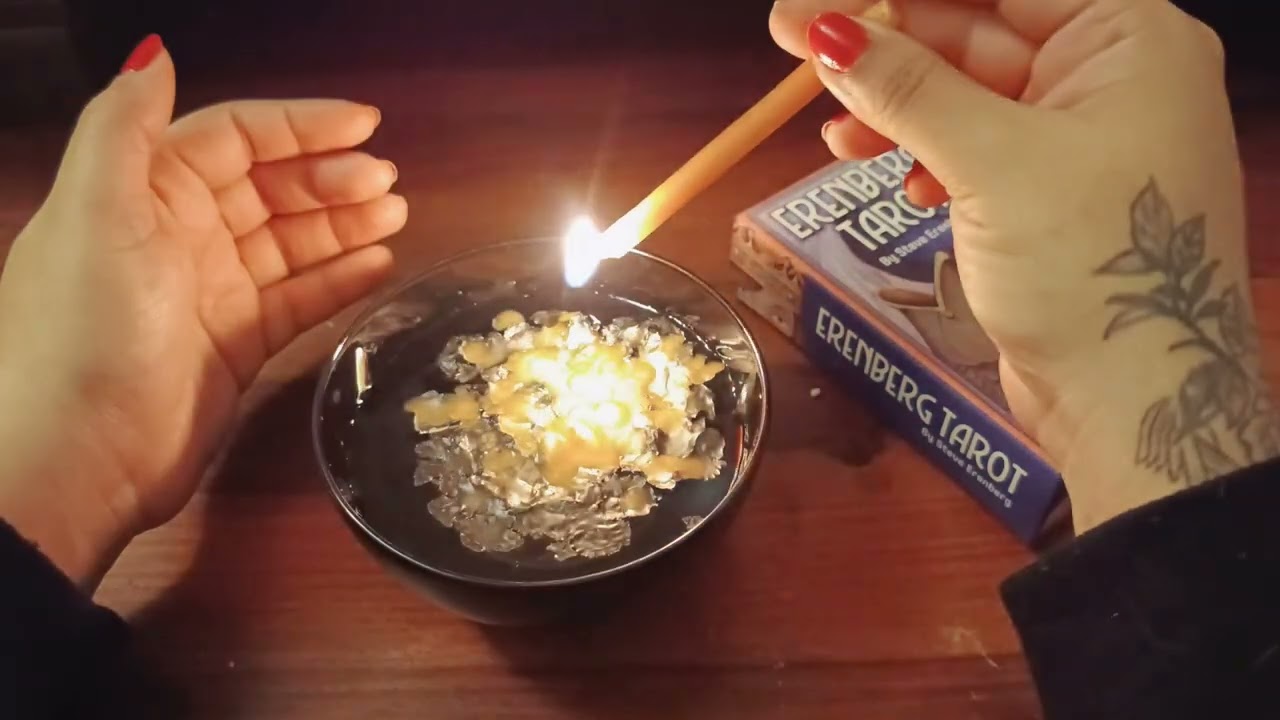 Гадание по восковой свече, раскрывающее послания духов 💫