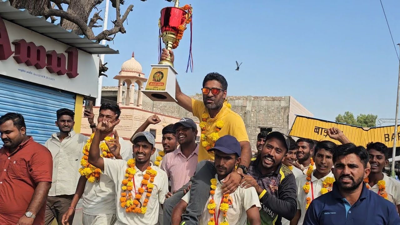 19 वर्षीय क्रिकेट टीम मैडल जीत कर पहुँची बाड़मेर... माला पहनाकर किया खिलाड़ियों का स्वागत..!