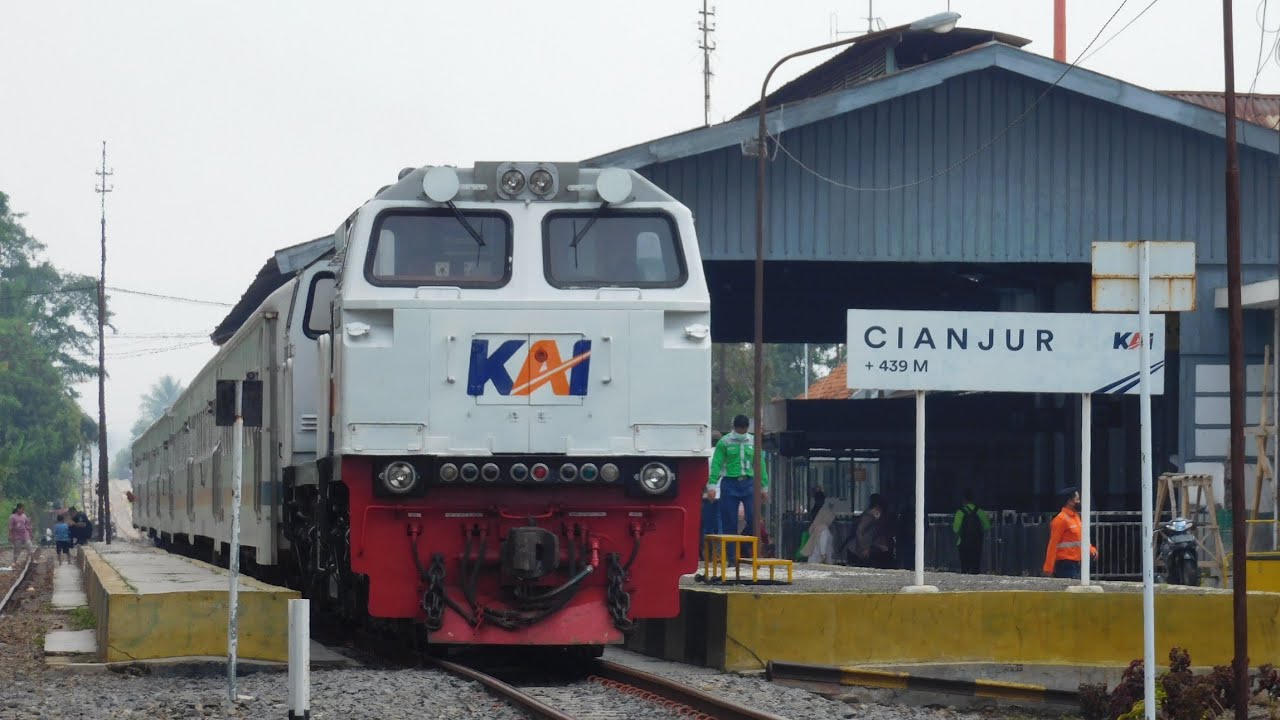 mengabadikan keberangkatan dan kedatangan ka Siliwangi di stasiun cianjur !!