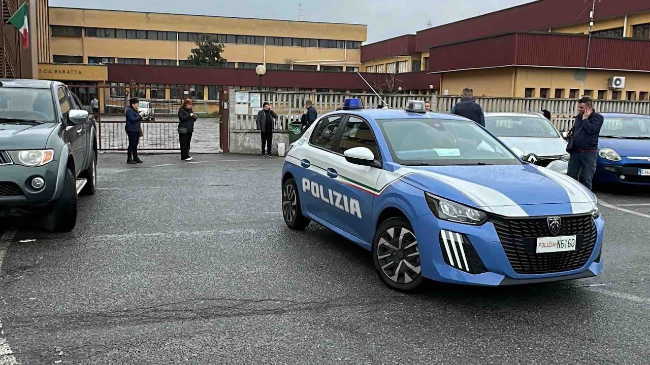 Voghera, allarme uomo armato fuori da scuola: la pistola era un giocattolo, denunciato ex studente