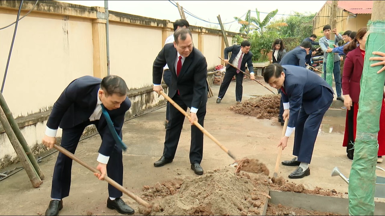Đồng chí Lê Quốc Chỉnh, Phó Bí thư Tỉnh ủy, Chủ tịch HĐND tỉnh dự Lễ phát động Tết trồng cây...