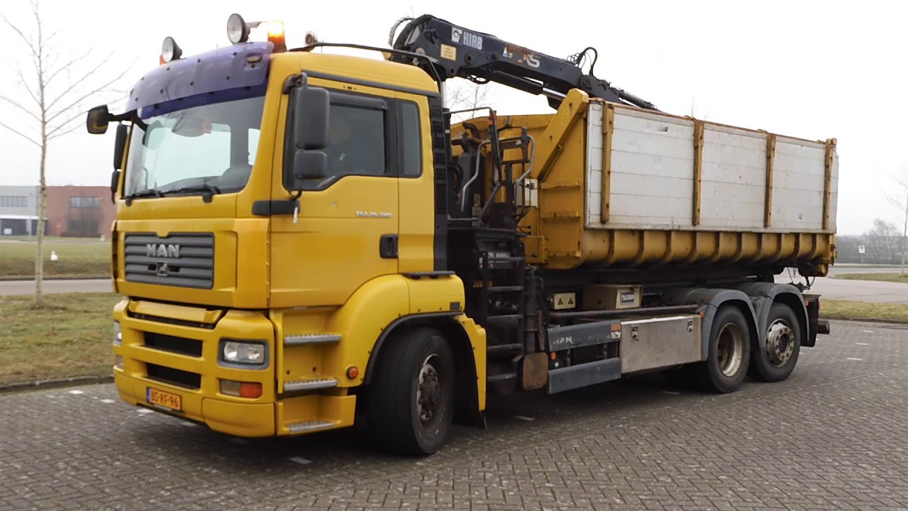 Vrachtwagen MAN met duo kraan rotator grijper en haakarmsysteem