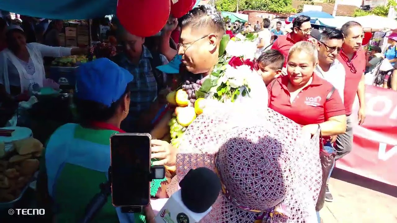 Edgar Álvarez Candidato a Concejal por VOS Visitó el mercado de la villa primero de mayo 