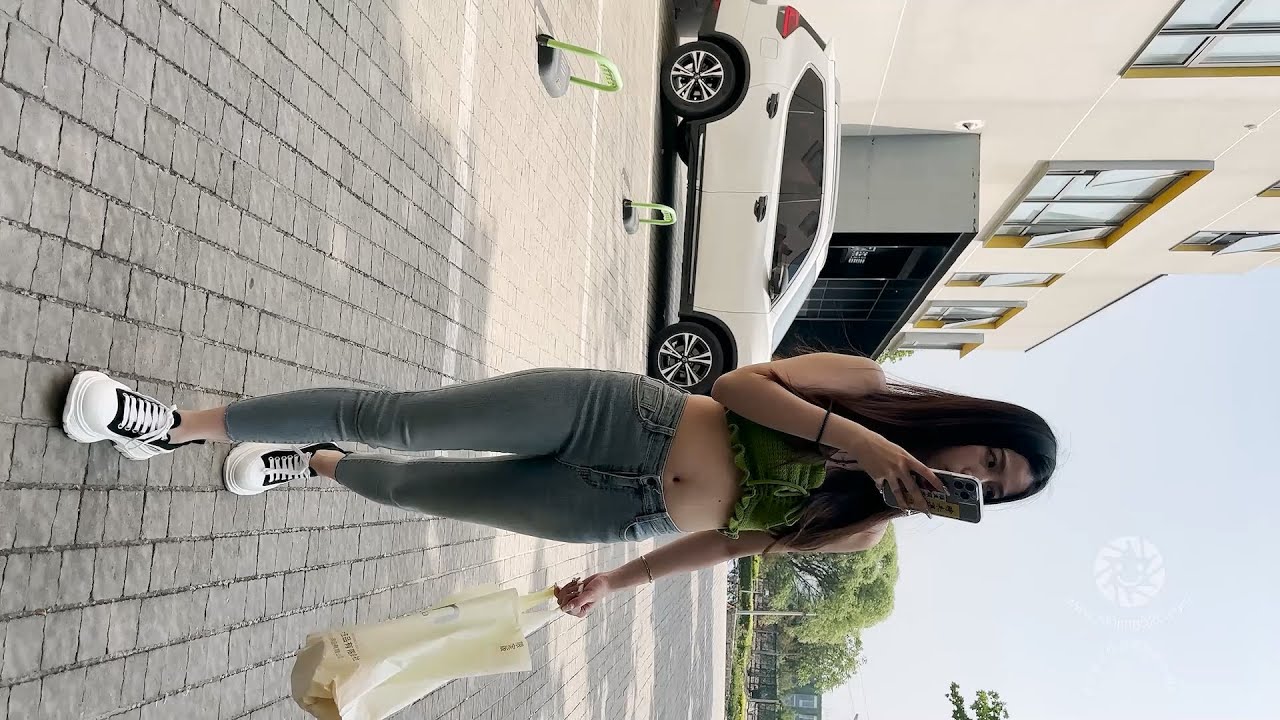魔镜街拍紧身牛仔裤美女模拍show