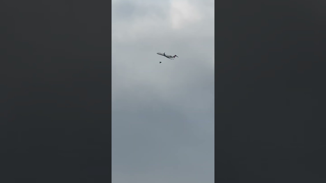 Non-Stop Action at LaGuardia: 3 Landings, 2 Takeoffs