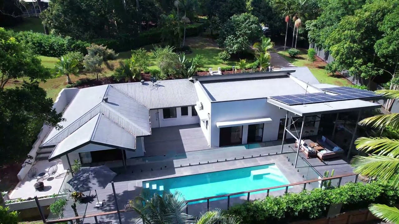 Peaceful Tropical Oasis - Luxury Living at Historic Clunes Village