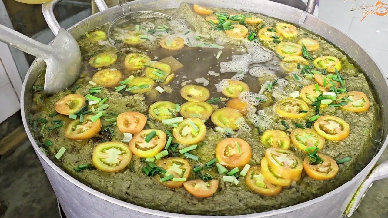 Ngỡ ngàng nồi bún riêu cua đồng nguyên chất khổng lồ giá bình dân giữa lòng thành phố