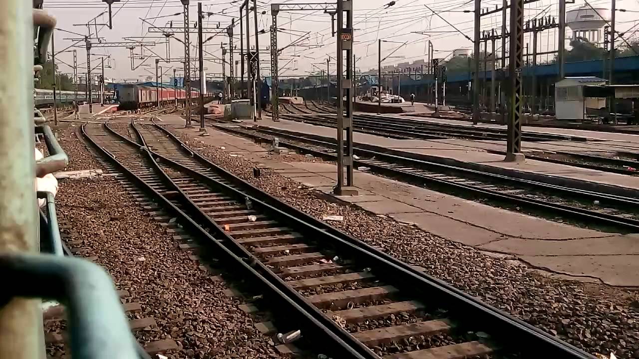 Tamil nadu express arriving it's destination New Delhi.
