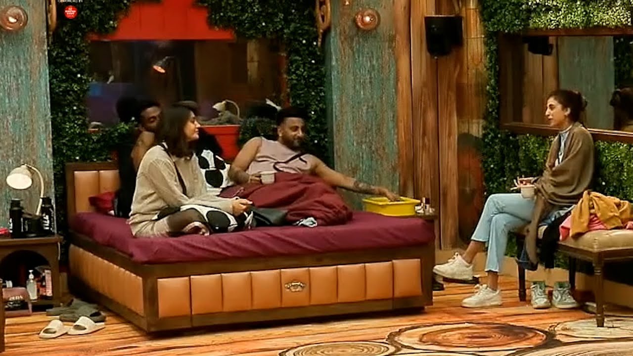 Bigg Boss 19 New Update:  Farhana ne Malti ko kaha aslil aur udaya pranit ka majak
