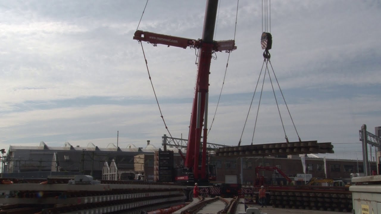 Mammoet kraan bij buitendienststelling emplacement westzijde station Zwolle 2019