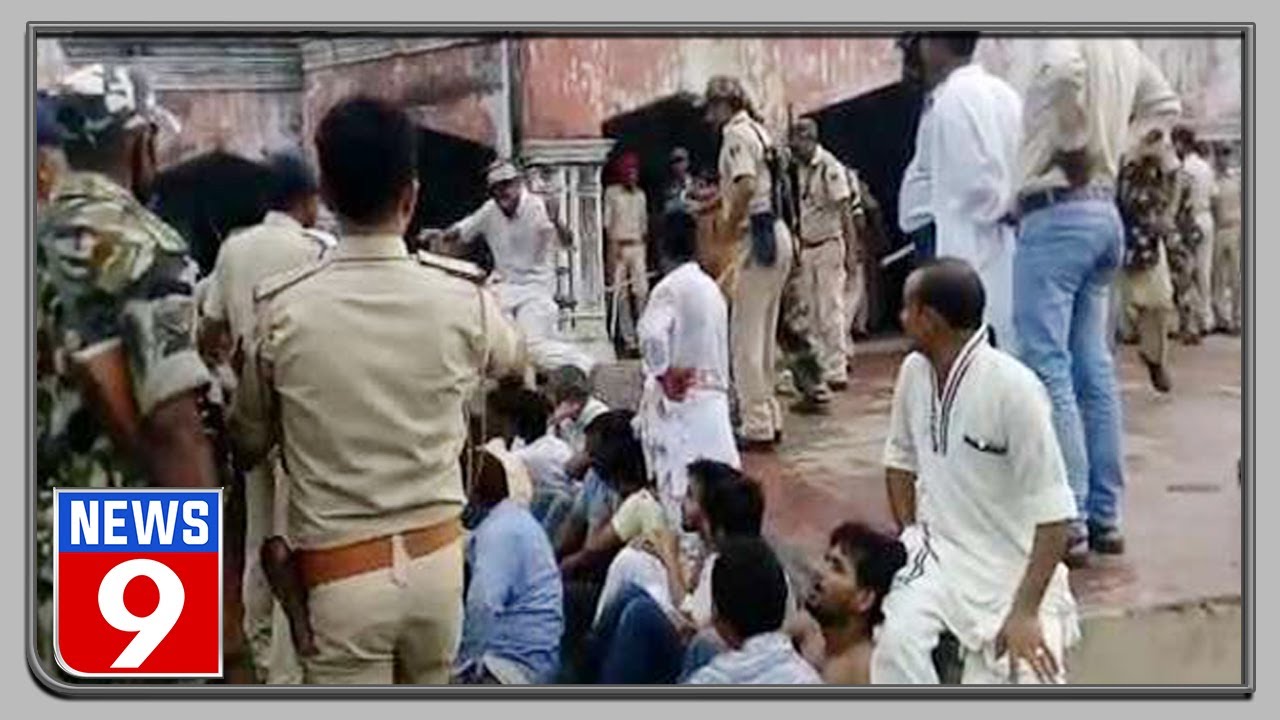 Bihar flood affected victims attack police