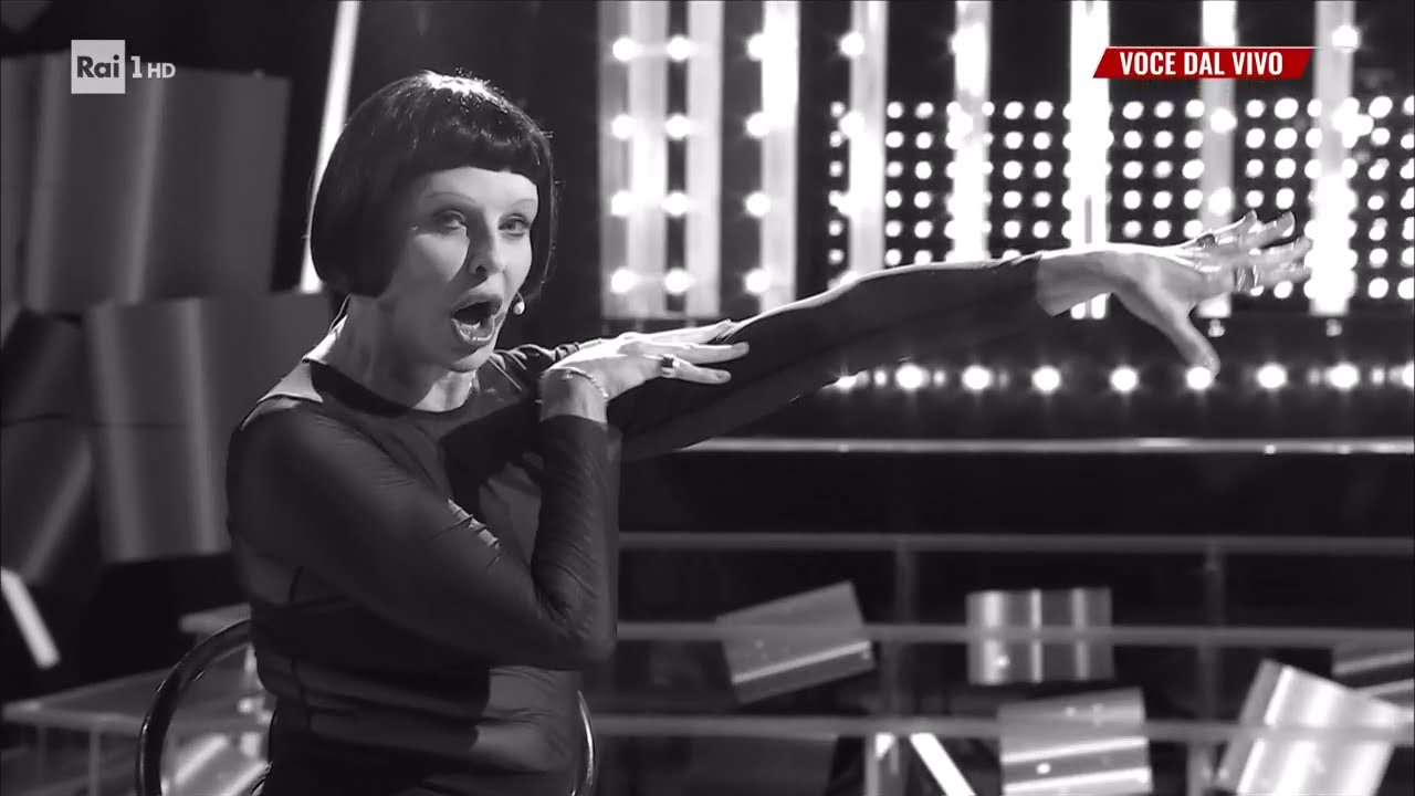 Alba Parietti canta 