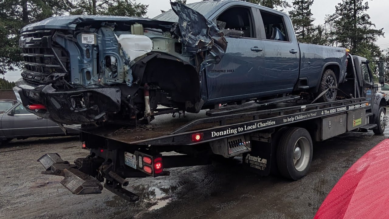 Разбитый вдребезги Chevrolet Silverado 3500HD 2025 года выпуска