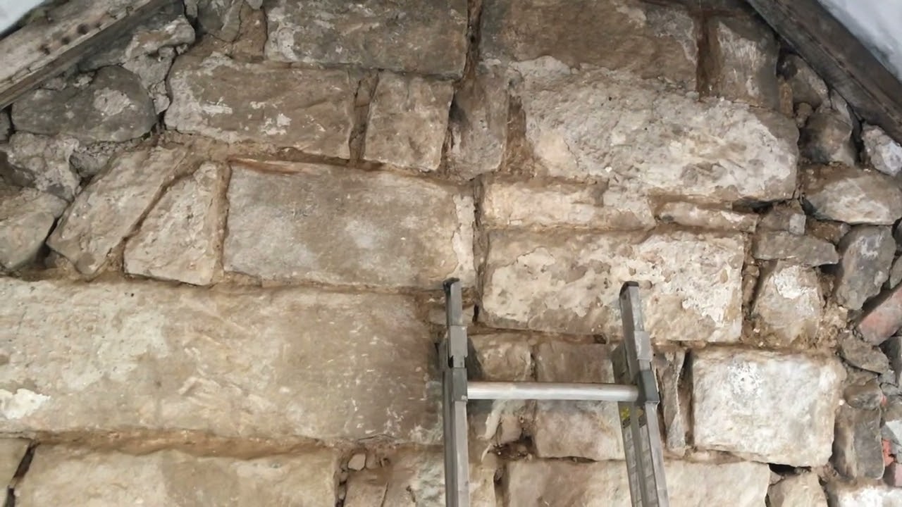 Common earth/lime mortar in period properties.