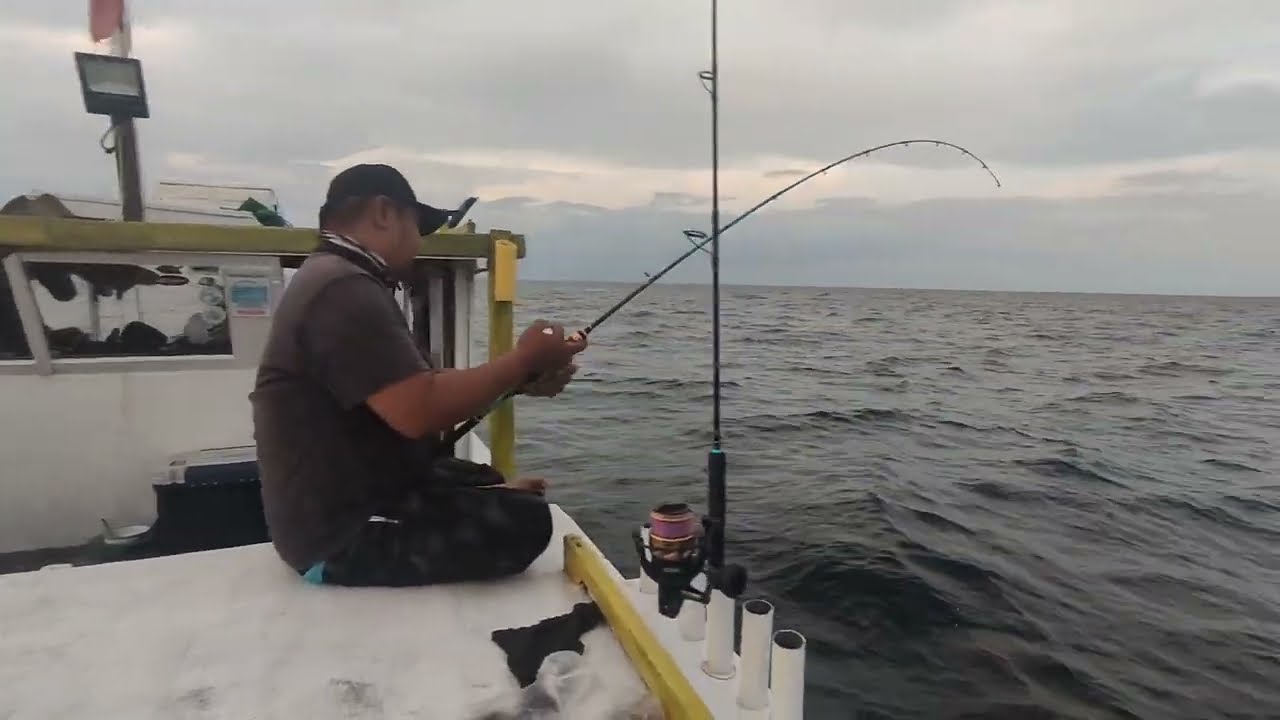 Mancing malam di laut muara badak spot ataka