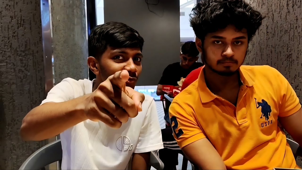 Aaj gaye mall aur friend ko kiya roast 😶😂