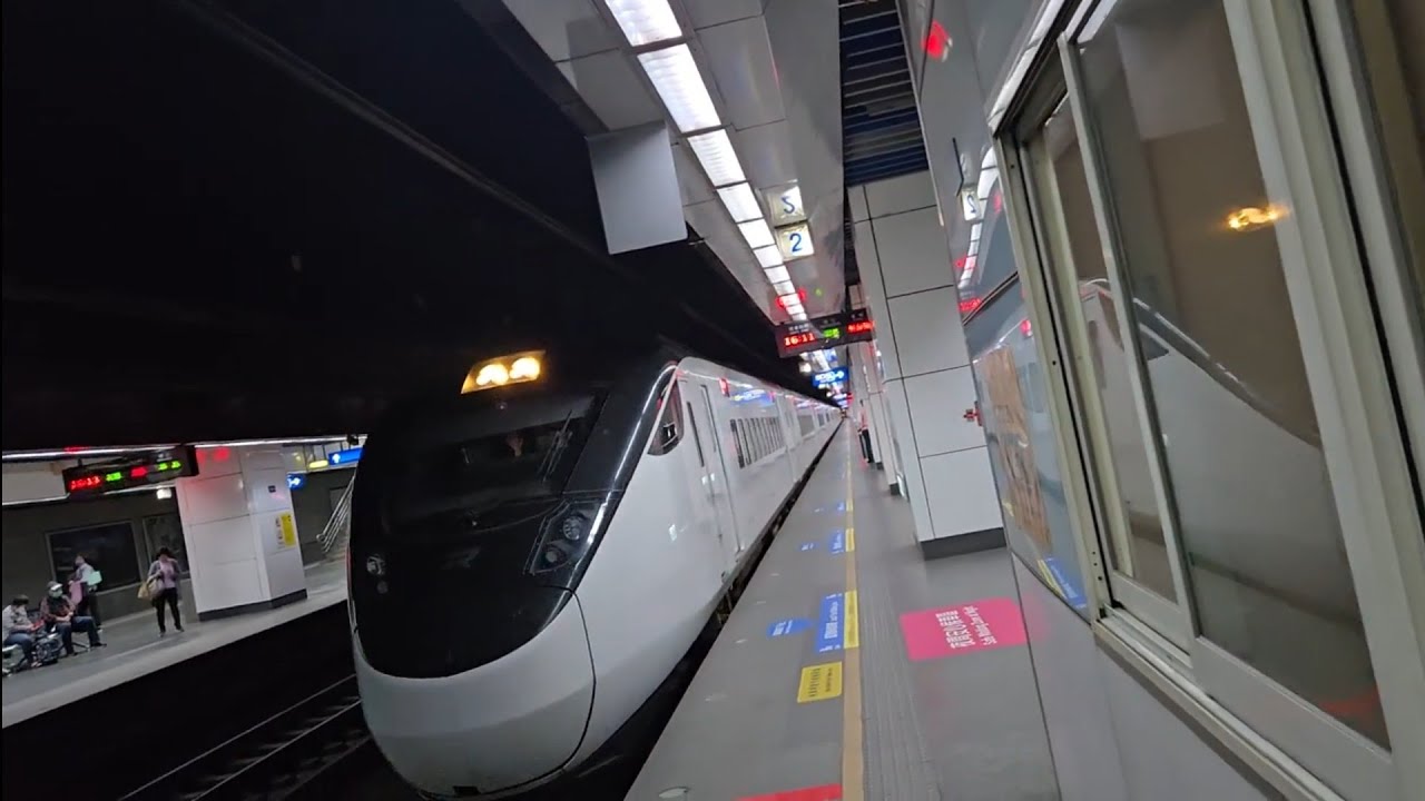 419次台東發車開往樹林半直達EMU3000型十二輛編組EMU3014皮蛋豆腐騰雲號紅色帶新城際自強號列車，172次潮州開往花蓮E500型雙電力機車頭E536+十二節PP車廂+E517推拉式PP自強號