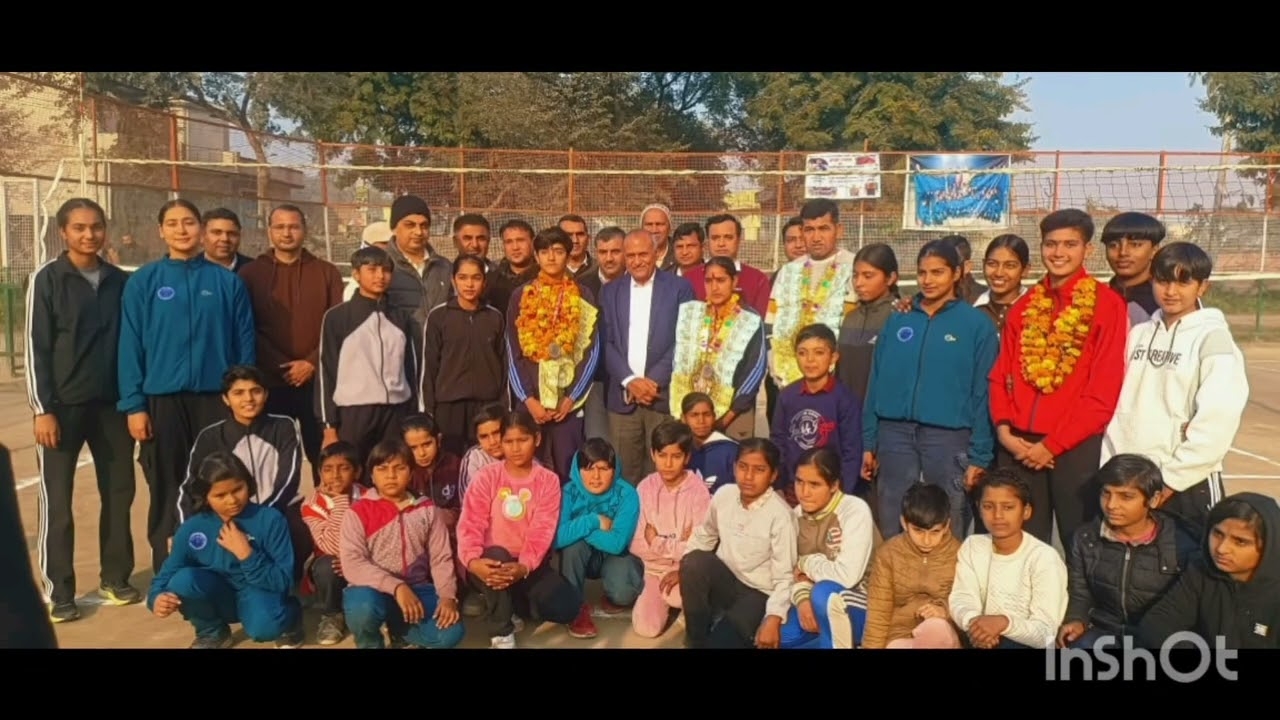 गांव जलालपूर प्रथम में नेशनल स्कूली गेम्स में मैडल विजेता खिलाडी गुंजन और नैंसी को सममानित किया।