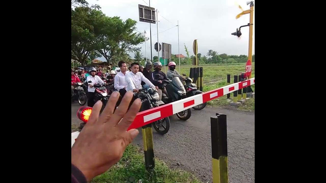 Hati2 melintas di perlintasan kereta api, jangan nyerobot jalur kendaraan dari arah berlawanan