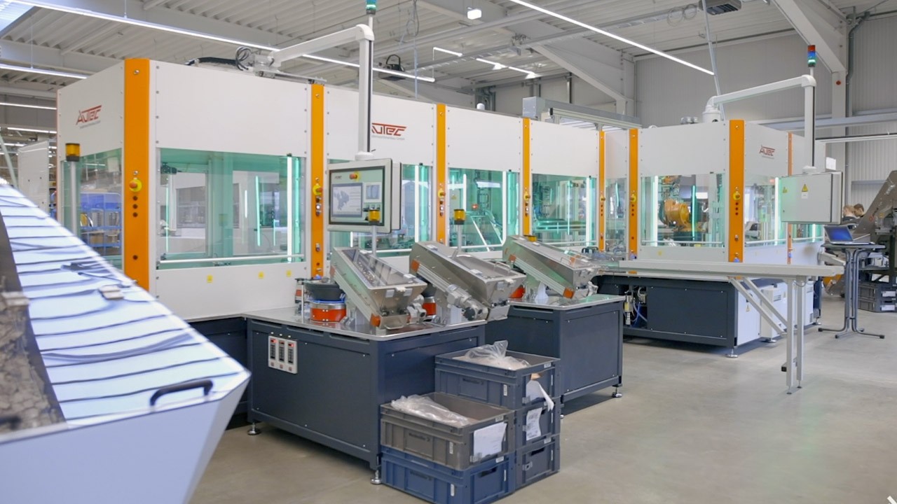 Autec Lineartakt-Montageanlage mit Verpackungsroboter
