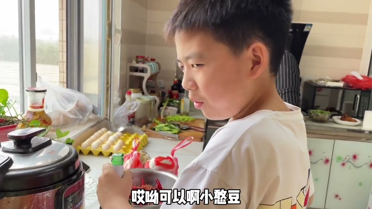 妹妹第1次下厨做小龙虾，四个人围观准备救急，真怕她把厨房炸了
