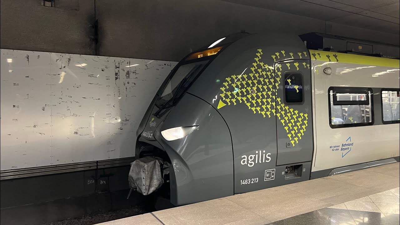Züge am Münchner Flughafen mit Lufthansa 463,  Orangene Karriere S Bahn 