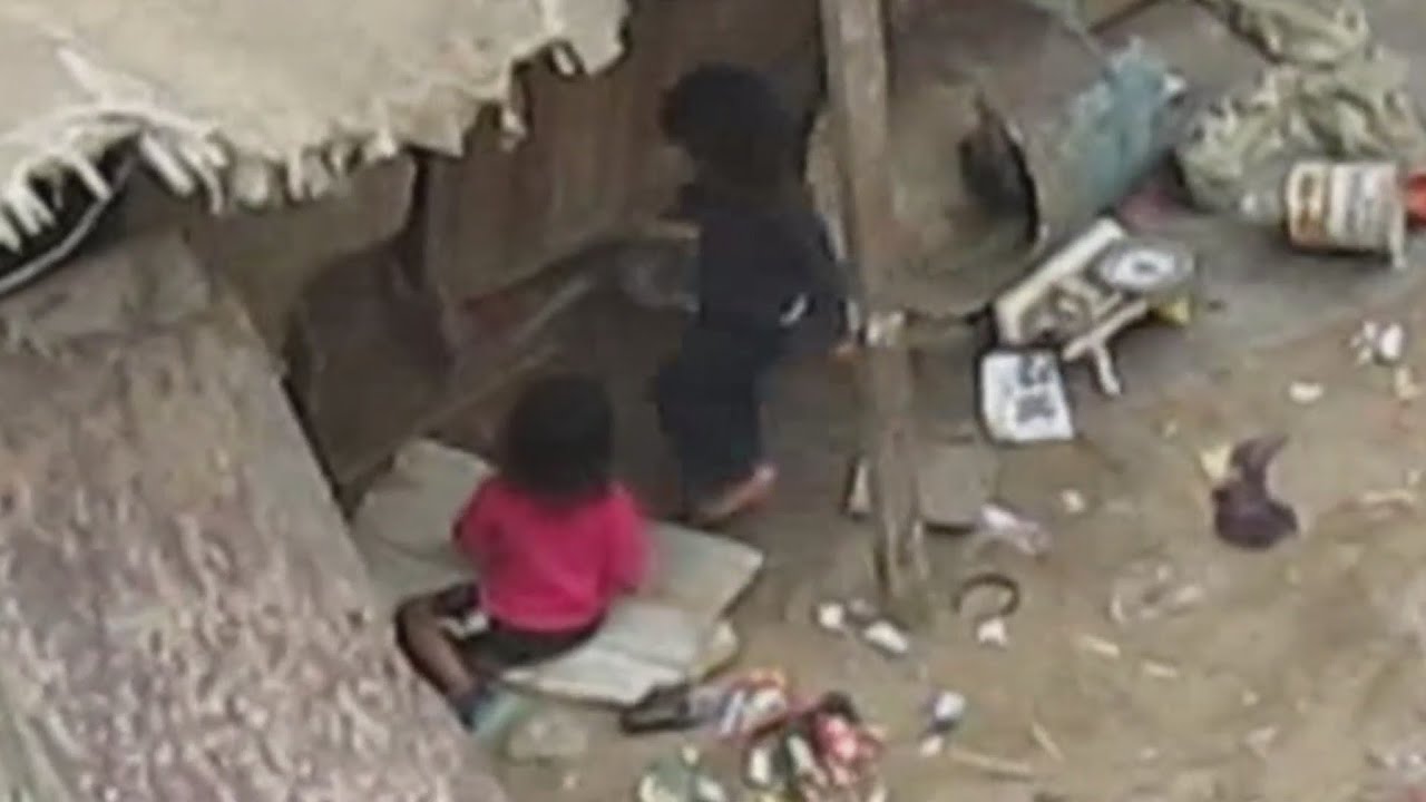 Unas niñas que fueron abandonadas en un lugar lleno de desperdicios