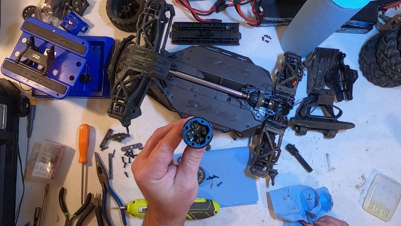 Traxxas Maxx 4S Center & Rear Diff Fluid Change