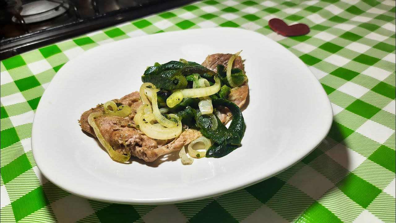 BISTECES DE RES ENCEBOLLADOS CON RAJAS DE CHILES POBLANO (MUY FACIL DE HACER)