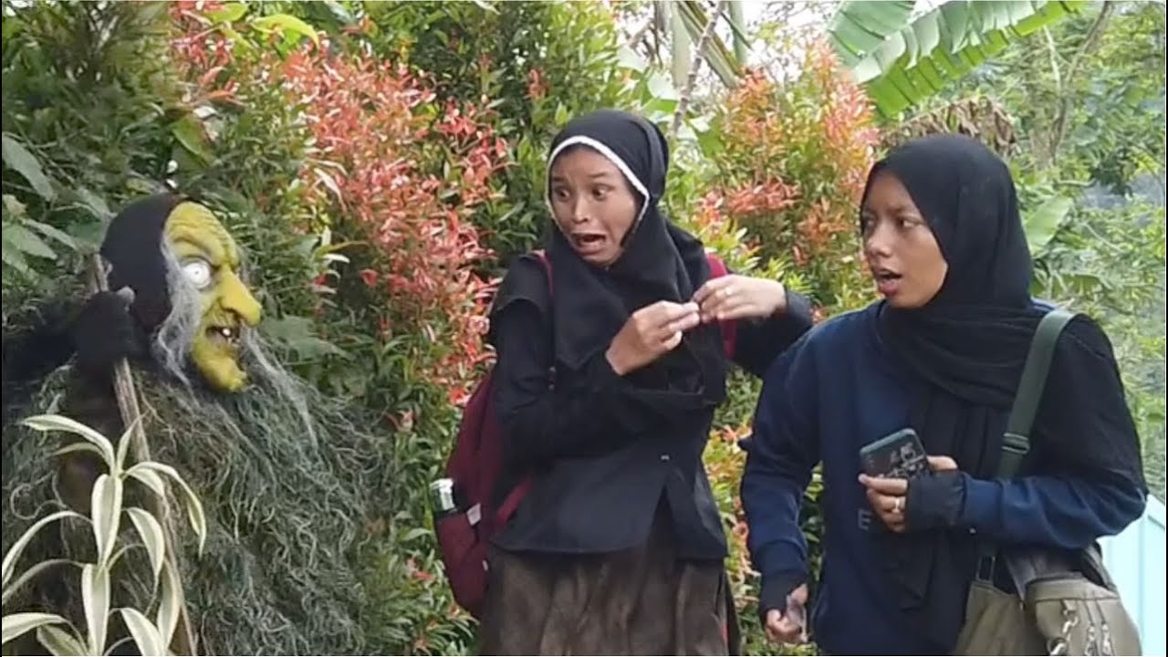 Mak Lampir super jahil..!!