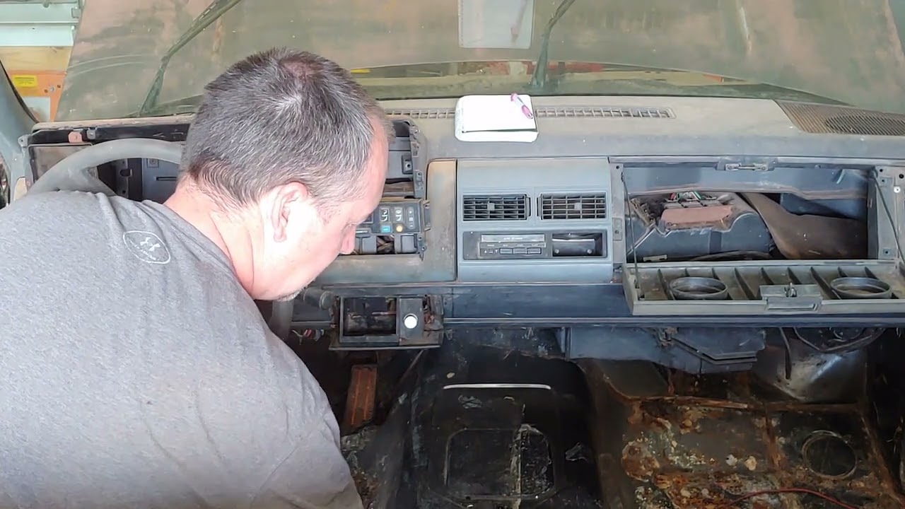 Early GMT400 Dash Removal
