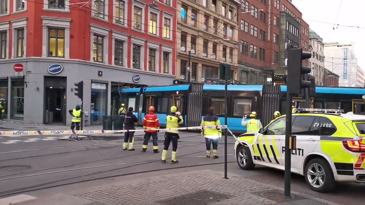 Her trekker de trikken ut av Eplehuset i Storgata i Oslo sentrum
