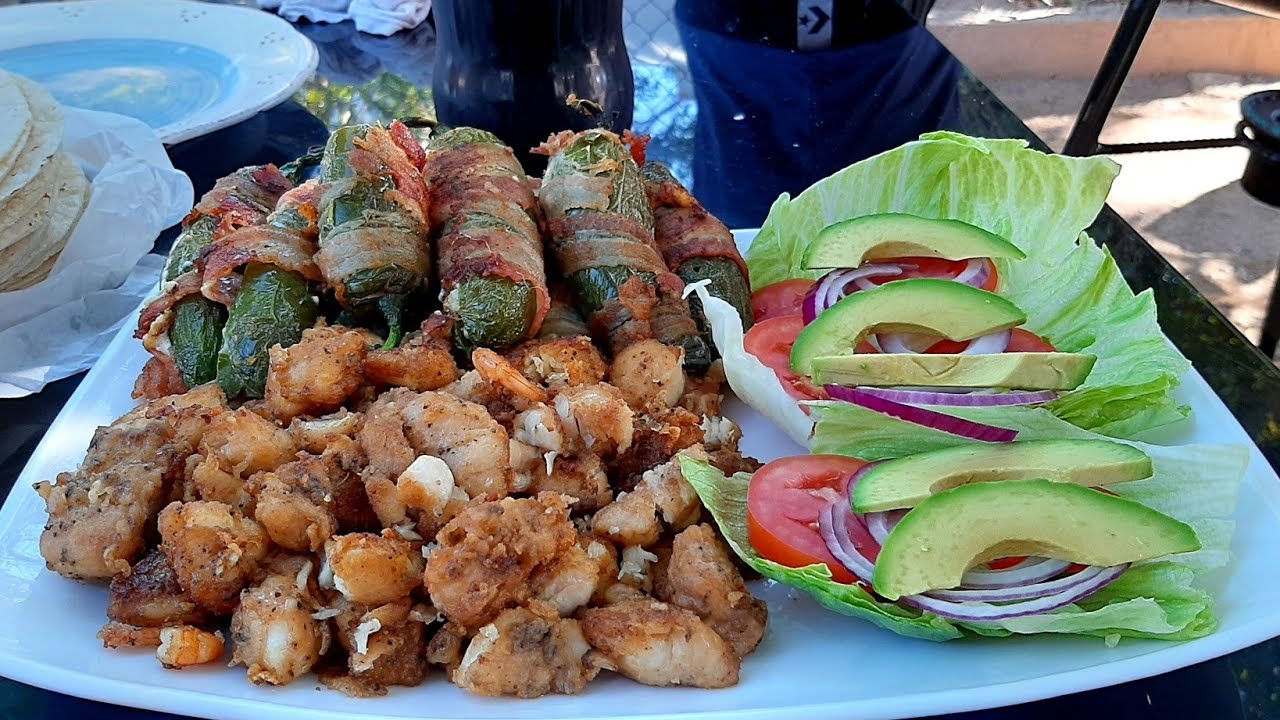 Chicharrones de pez globo(botete)/chiles rellenos de camarón  al disco