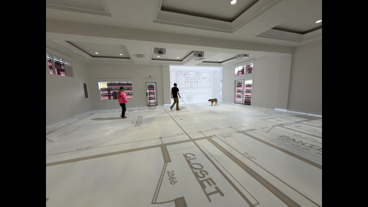 Instalacja studia z planem piętra, z kt&oacute;rego można chodzić, w skali 1:1